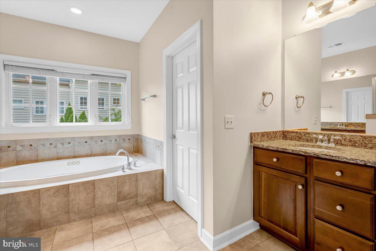 47650 Mid Surrey Sq Property Photo 34