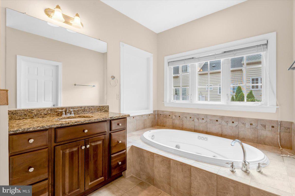 47650 Mid Surrey Sq Property Photo 35