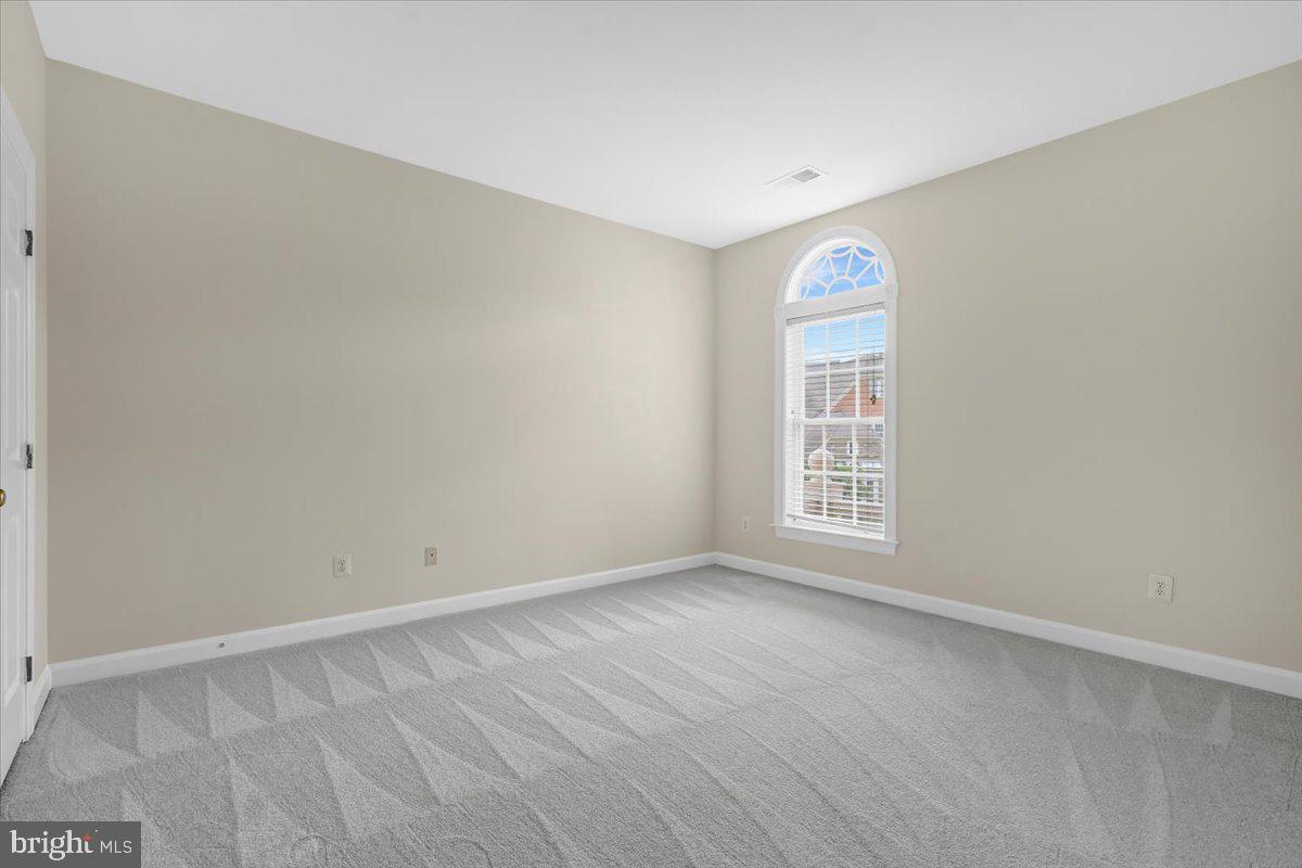 47650 Mid Surrey Sq Property Photo 43