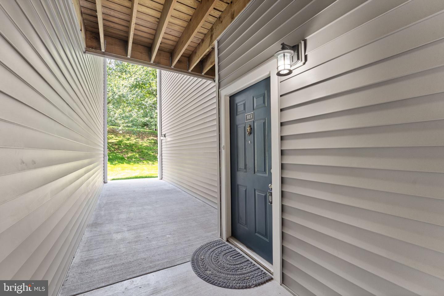 20453 CHESAPEAKE SQ #103 Property Photo 1