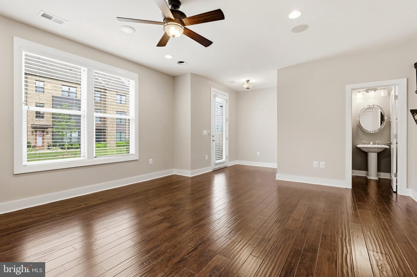44735 Medway Ter Property Photo 8