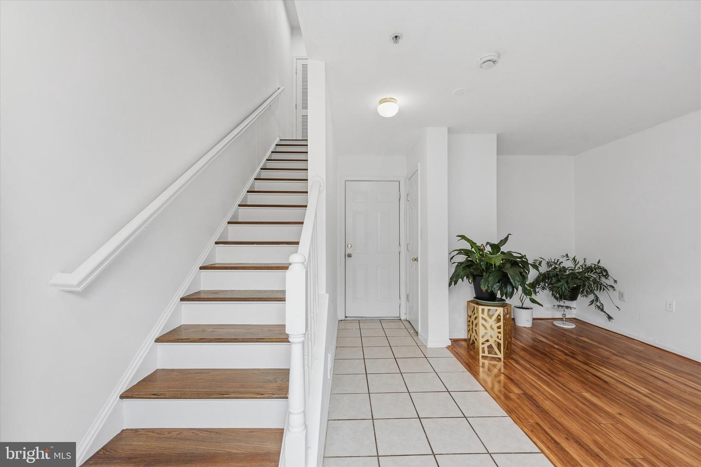 21845 Jarvis Sq Property Photo 5