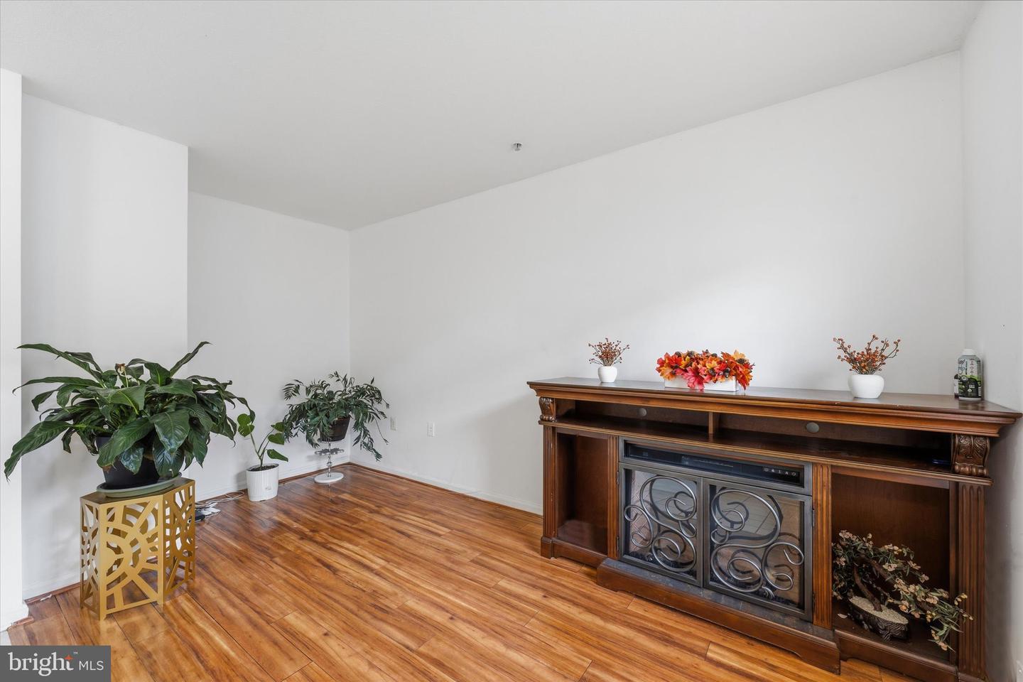 21845 Jarvis Sq Property Photo 7