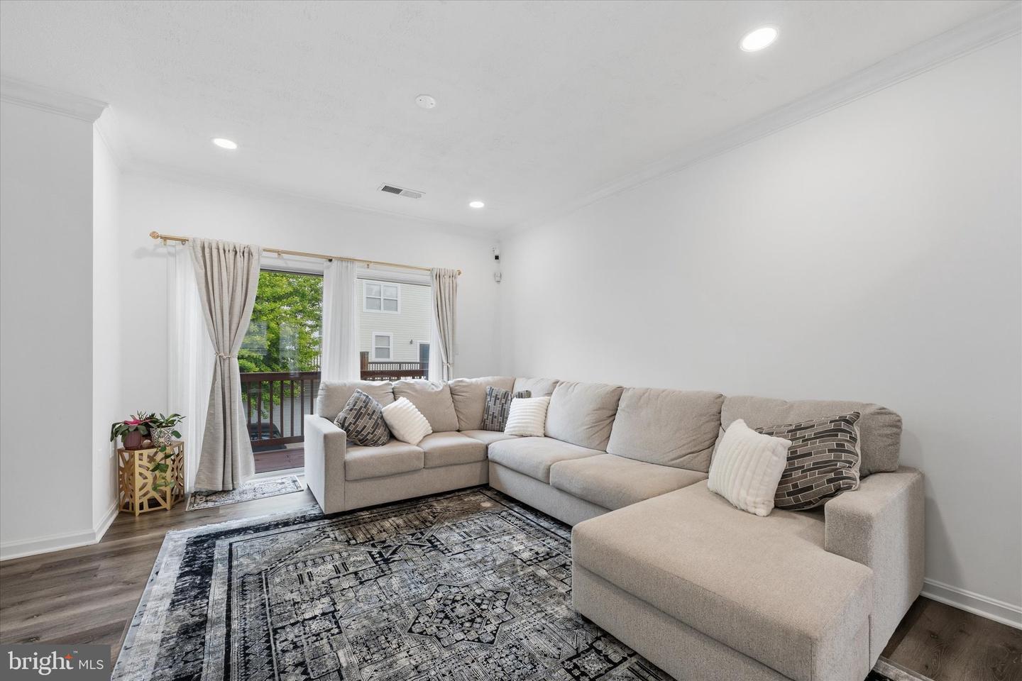 21845 Jarvis Sq Property Photo 11