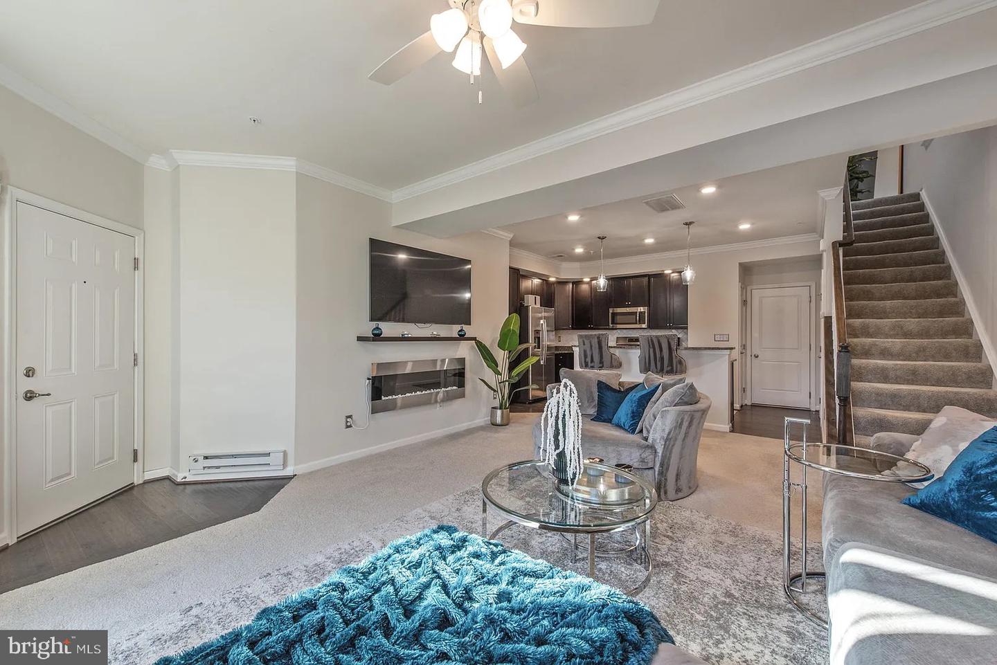 42213 Piebald Sq Property Photo 2