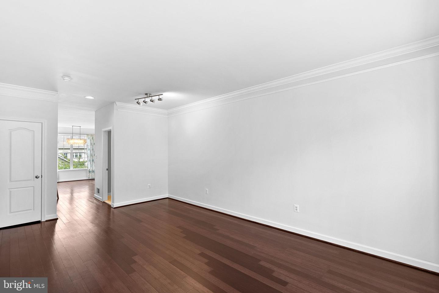42525 Magellan Sq Property Photo 9