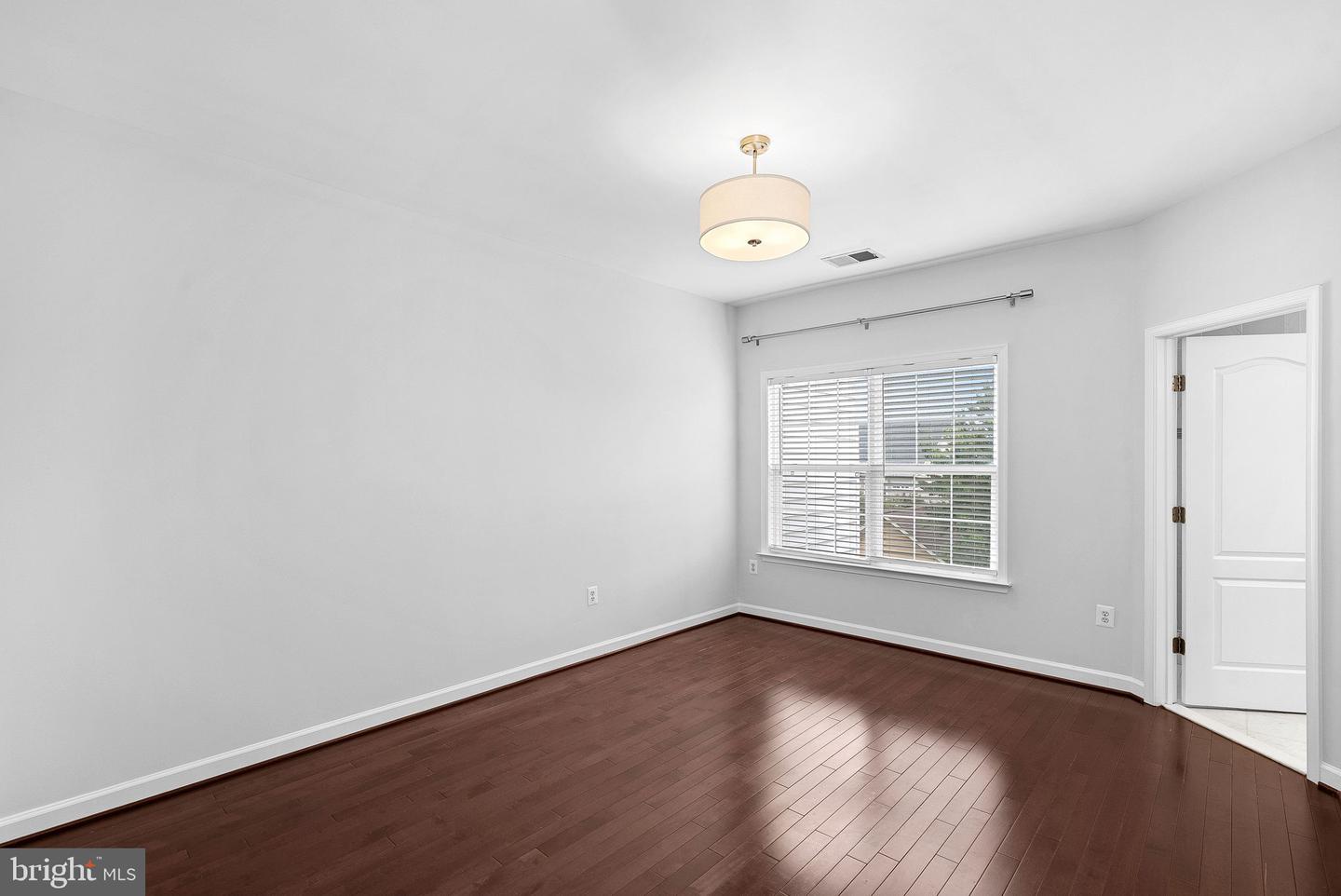 42525 Magellan Sq Property Photo 24
