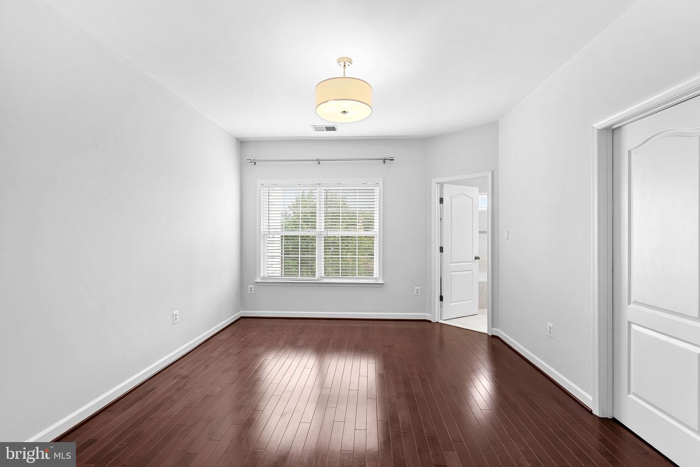 42525 Magellan Sq Property Photo 25