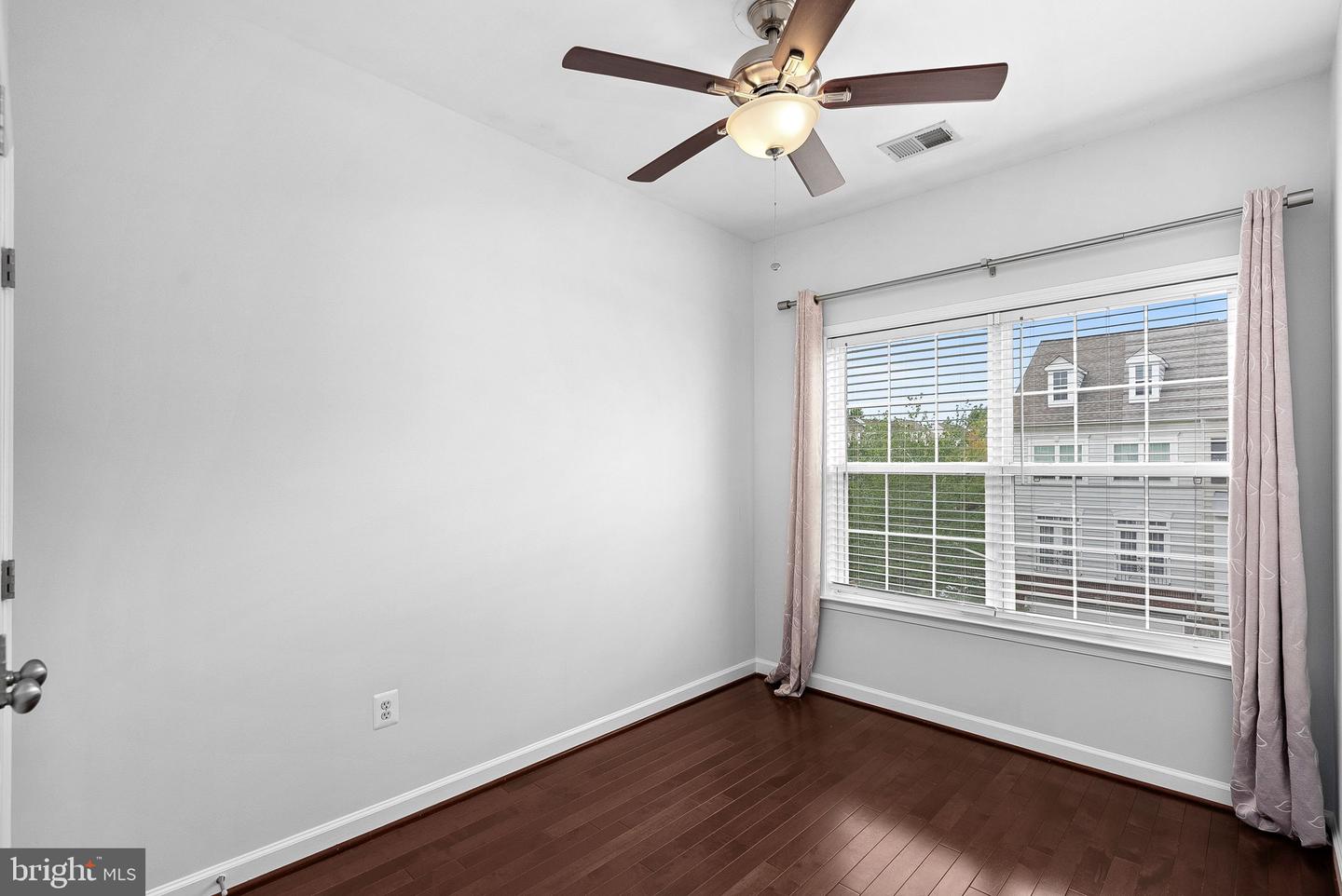42525 Magellan Sq Property Photo 35