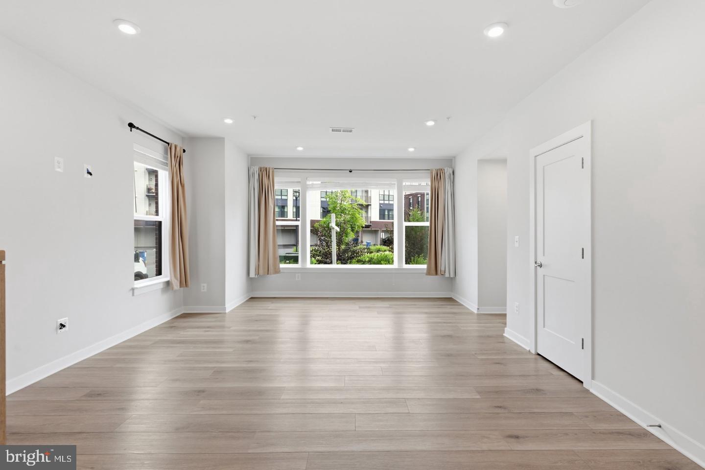 43728 Transit Sq Property Photo 2