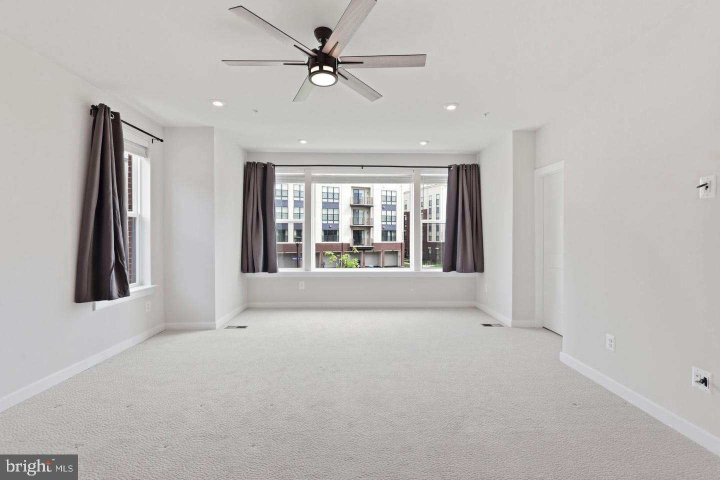 43728 Transit Sq Property Photo 8