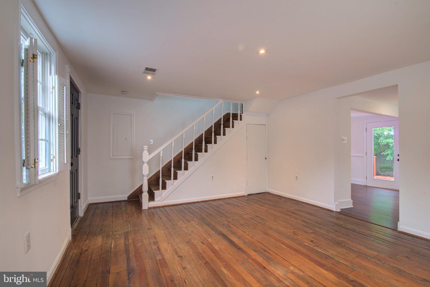 221 South St Se Property Photo 10