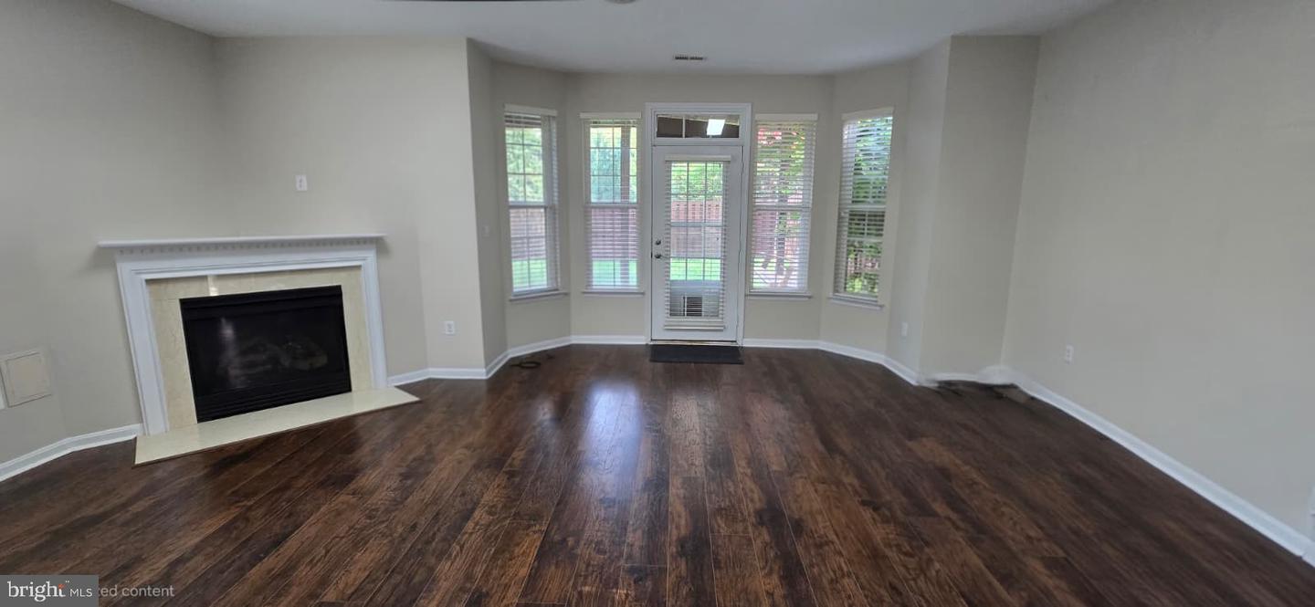 24704 Clock Tower Sq Property Photo 8
