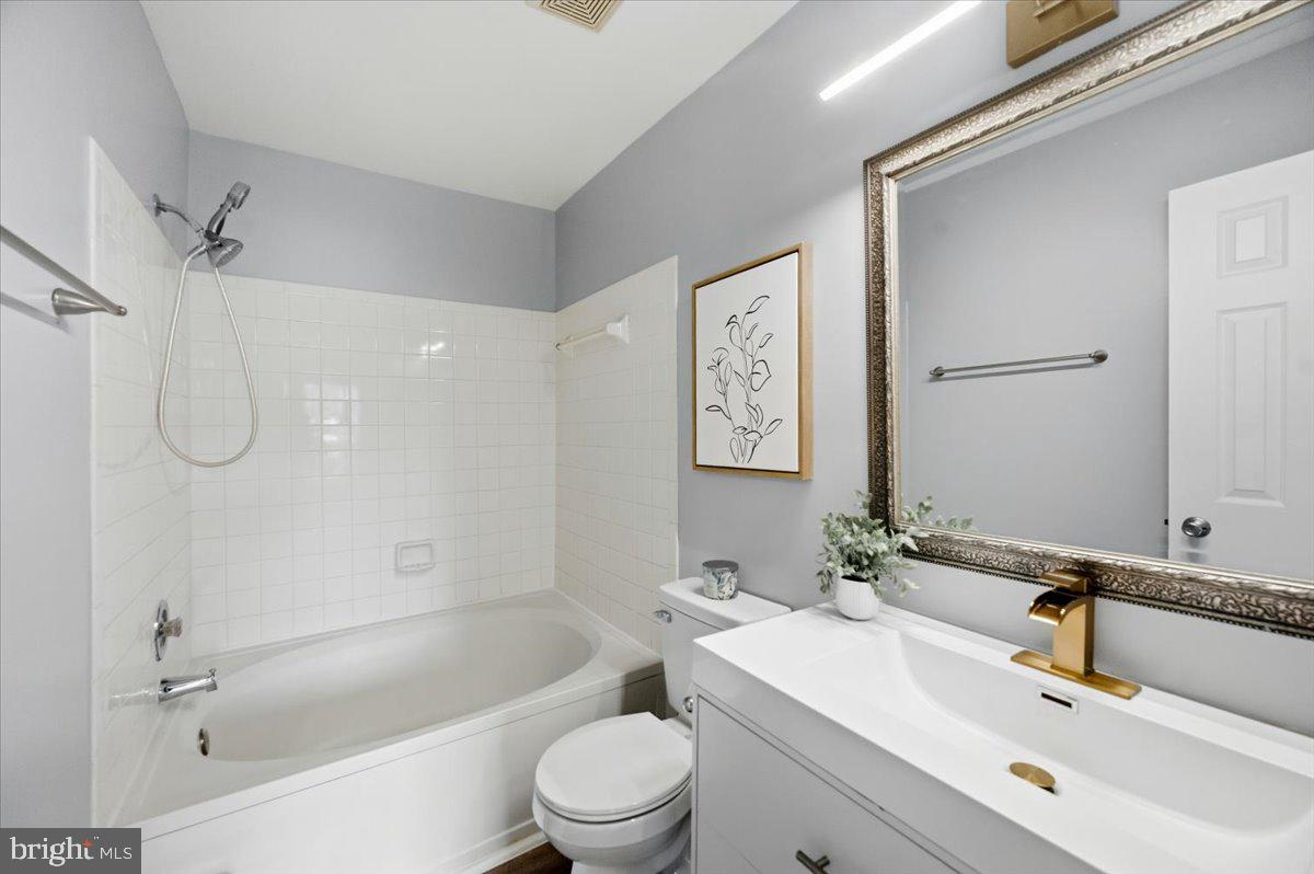 21140 Winding Brook Sq Property Photo 17