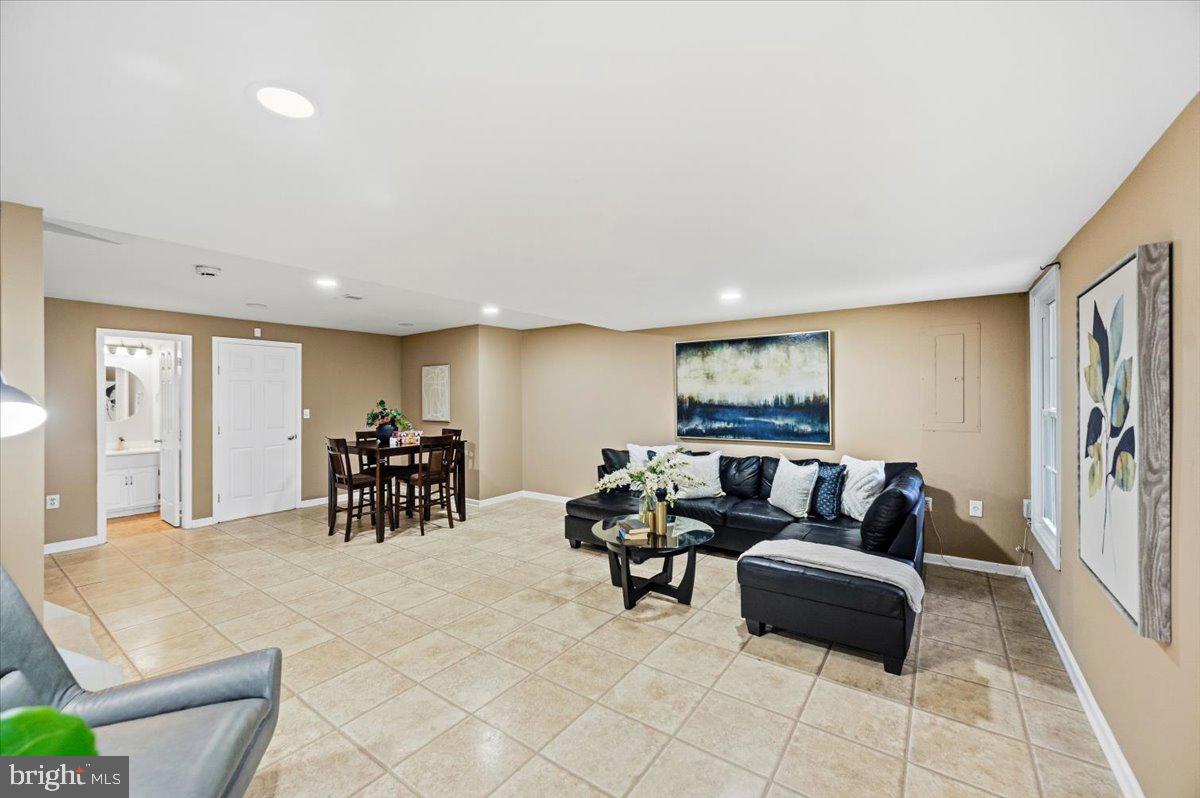 21140 Winding Brook Sq Property Photo 27