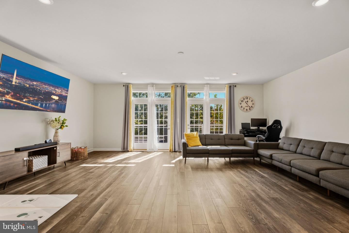 42717 Burbank Ter Property Photo 14