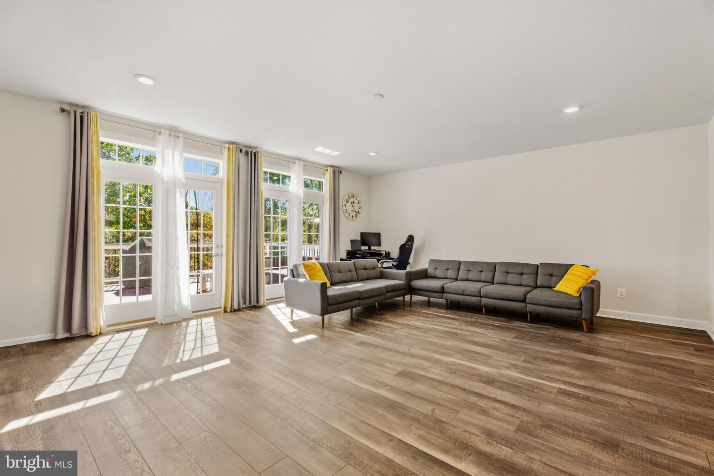 42717 Burbank Ter Property Photo 15