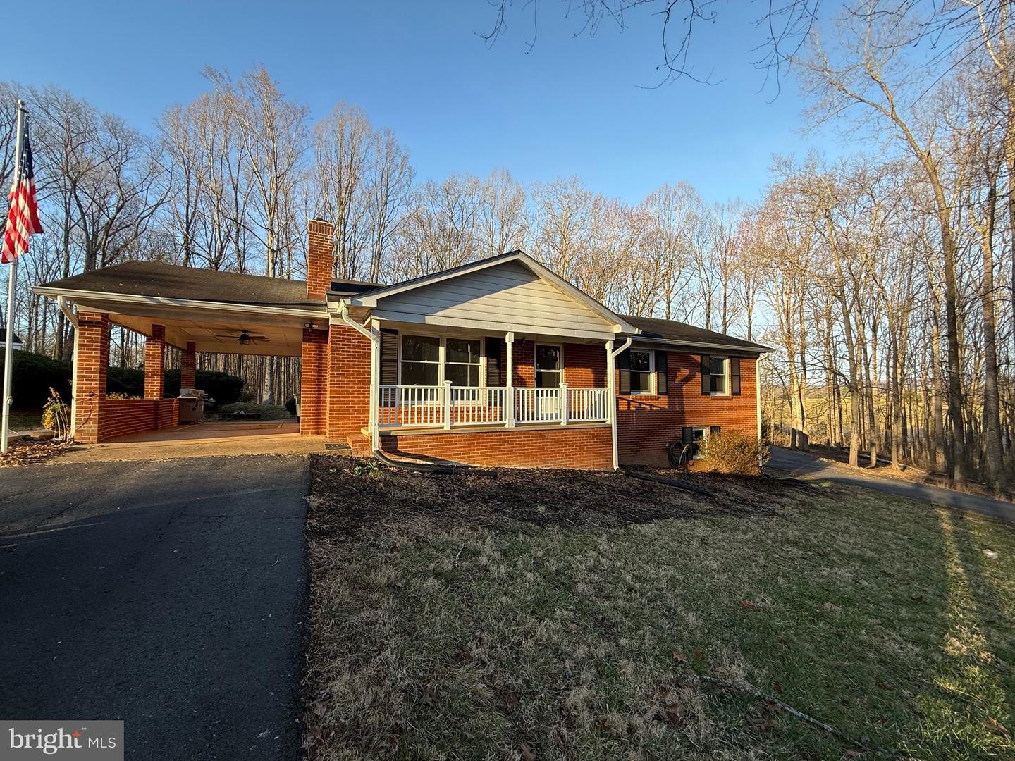 121 Crestview Ln Property Photo