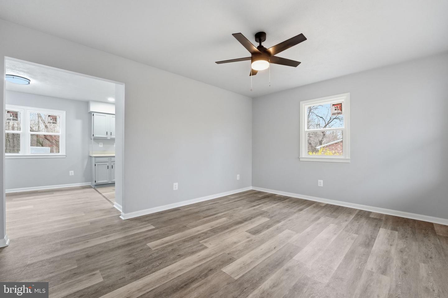 984 Oak Park Property Photo 4