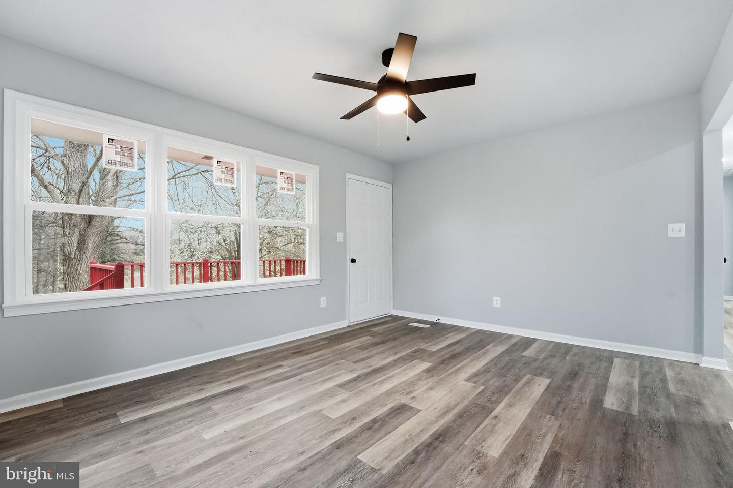 984 Oak Park Property Photo 5