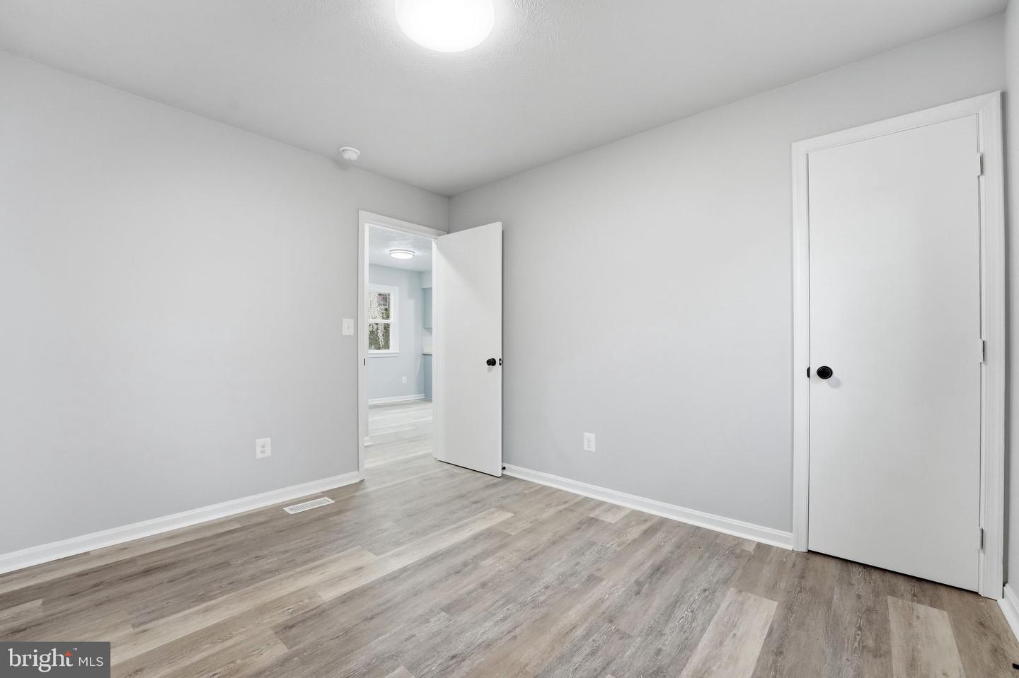984 Oak Park Property Photo 7