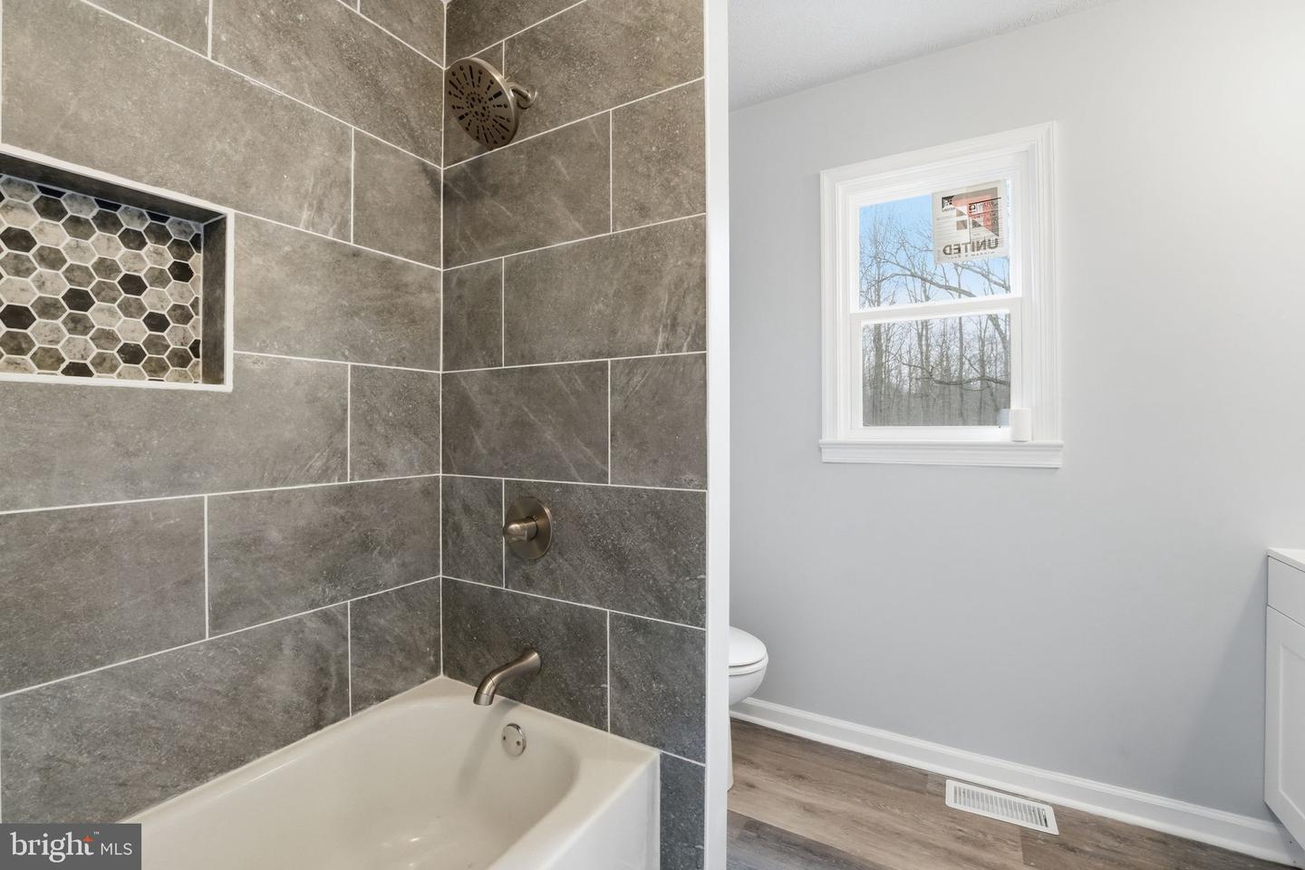 984 Oak Park Property Photo 8