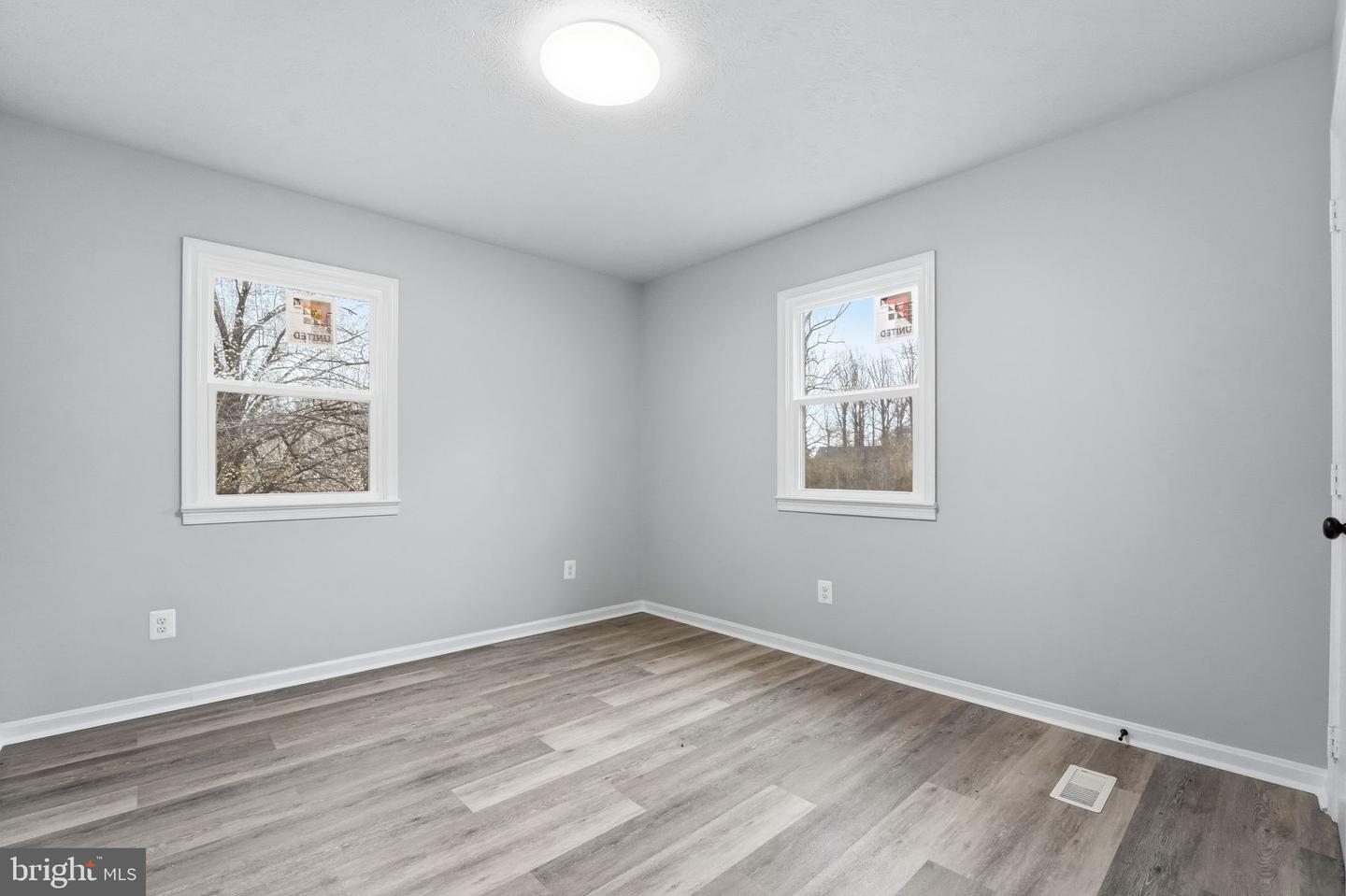 984 Oak Park Property Photo 9