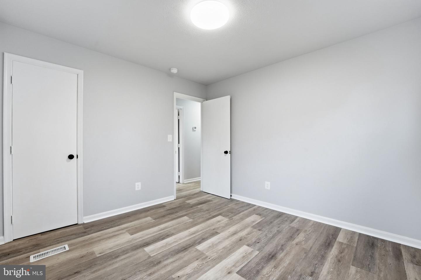 984 Oak Park Property Photo 10