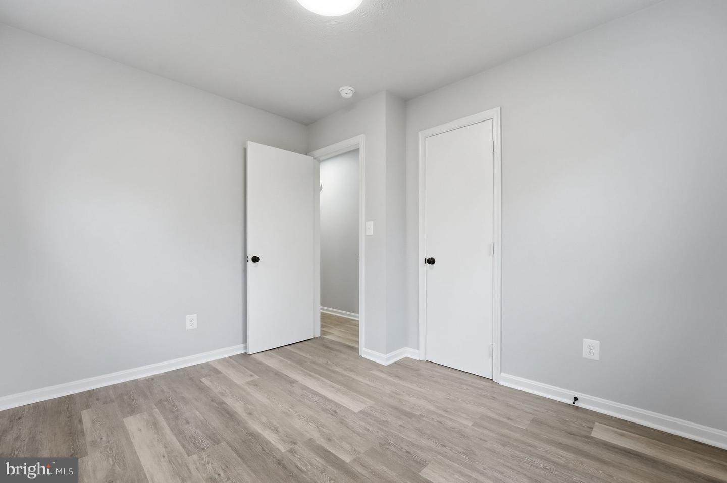 984 Oak Park Property Photo 11