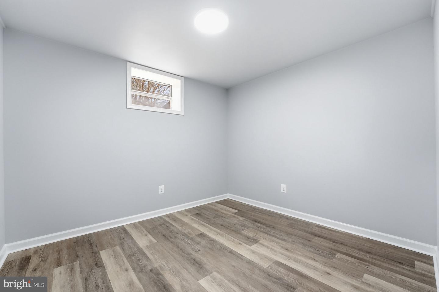 984 Oak Park Property Photo 13