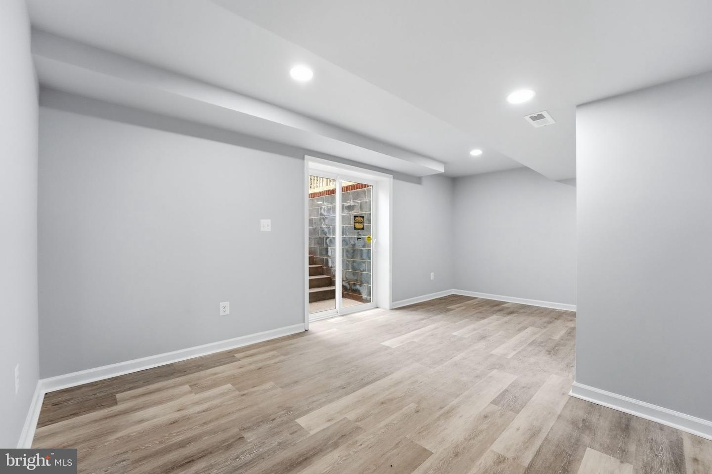 984 Oak Park Property Photo 14
