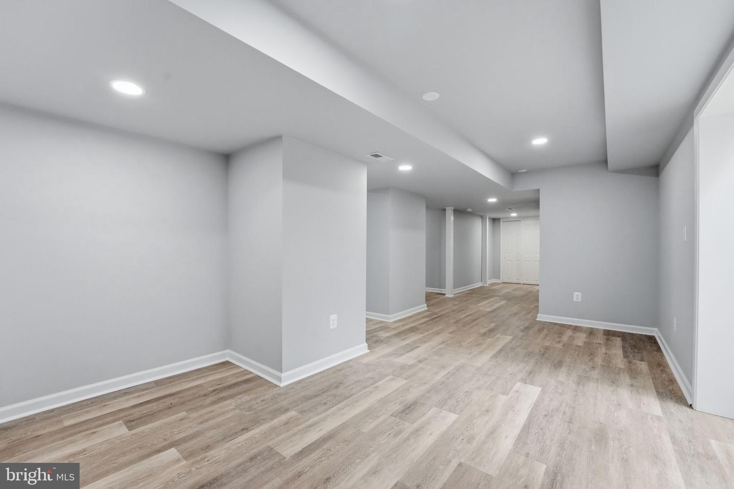 984 Oak Park Property Photo 15