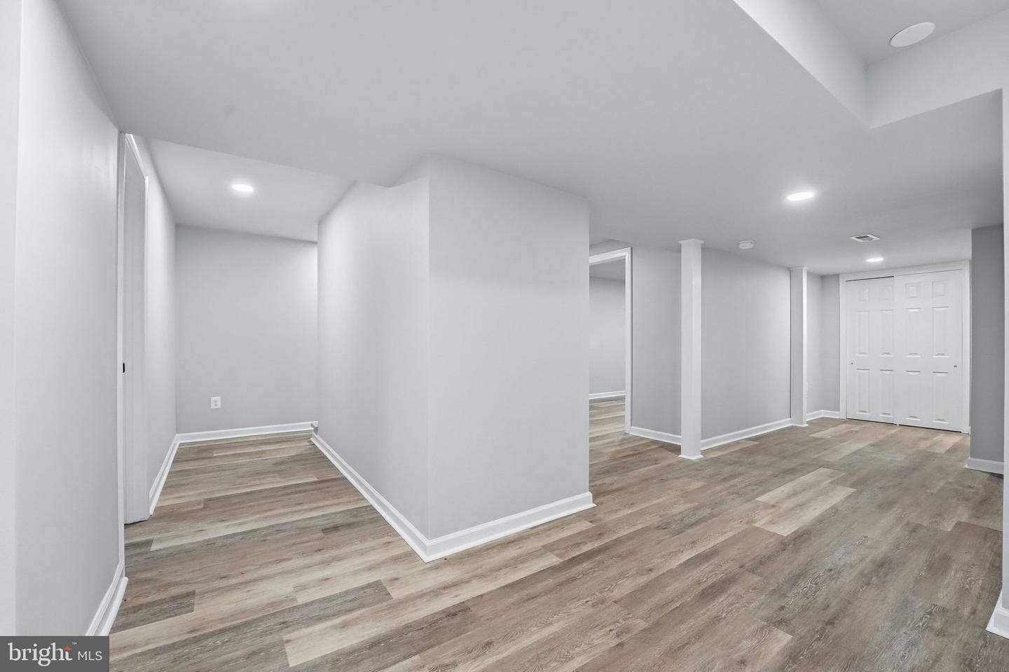 984 Oak Park Property Photo 16