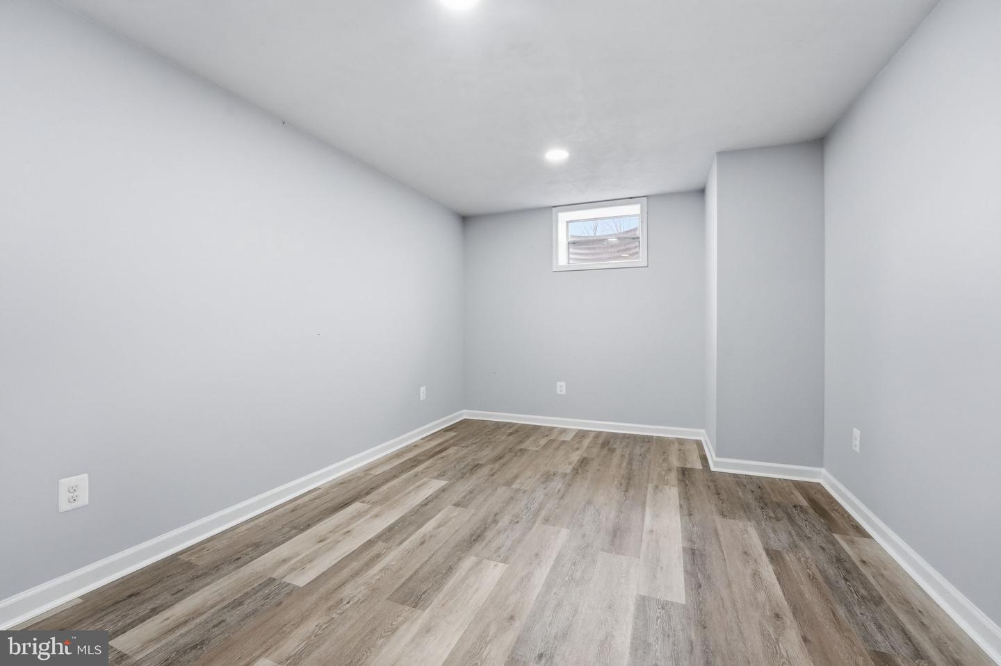 984 Oak Park Property Photo 17