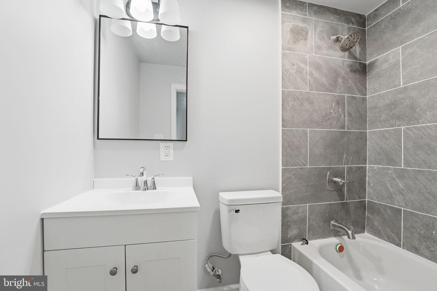 984 Oak Park Property Photo 18