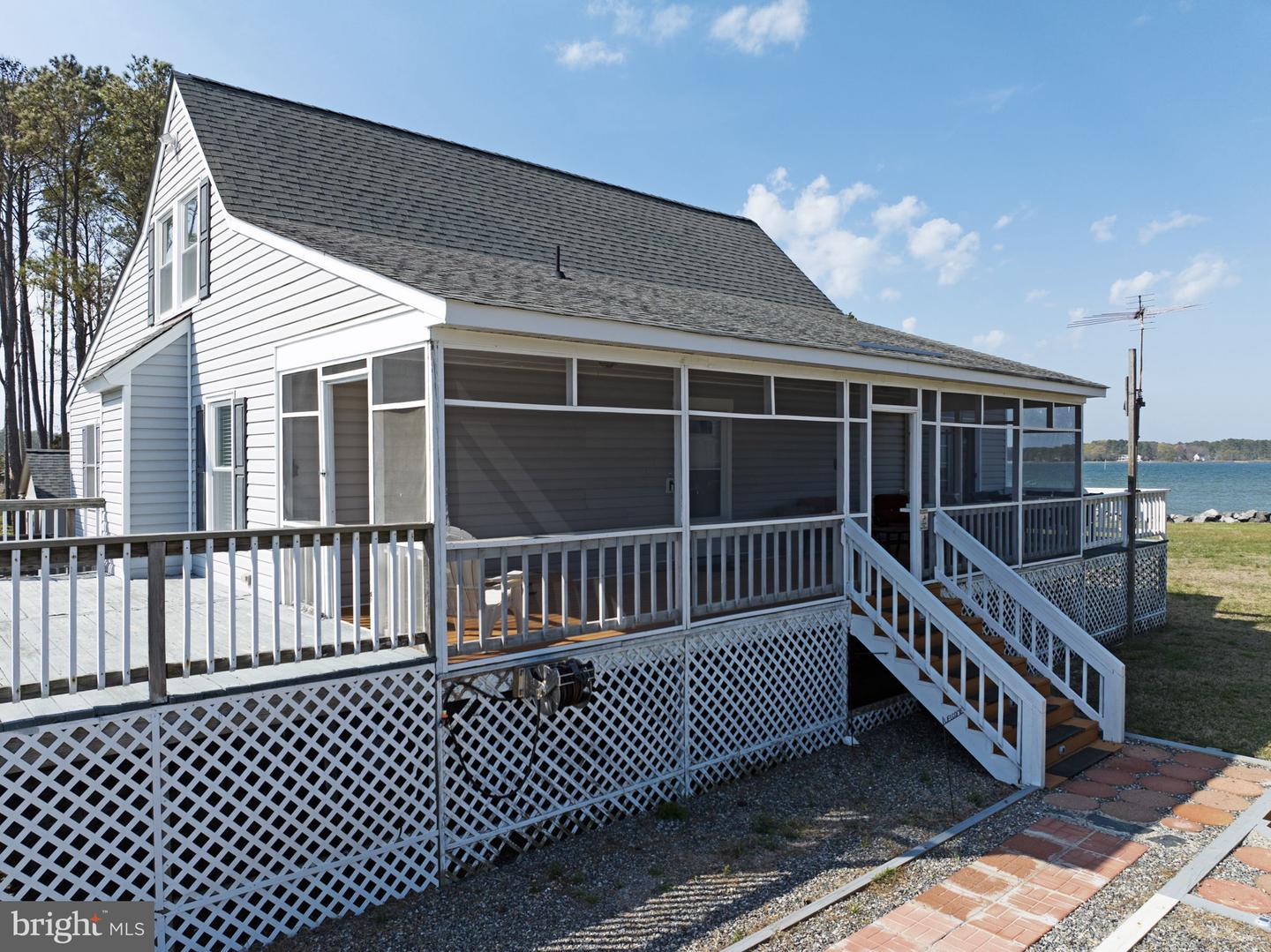 1887 Point Breeze Dr Property Photo 3