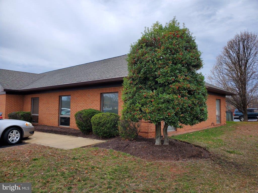 9304 FOREST POINT CIR Property Photo 1