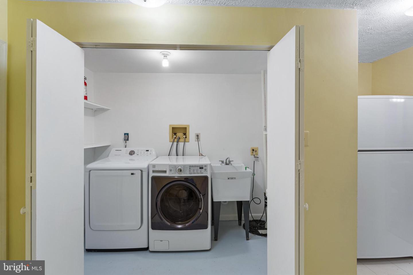 8502 Clearridge Ln Property Photo 27