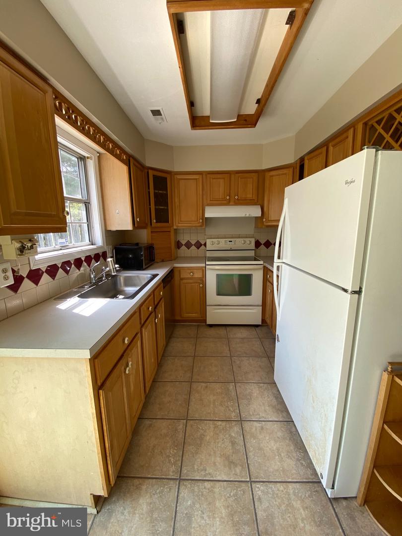 8701 Point Of Woods Dr Property Photo 4