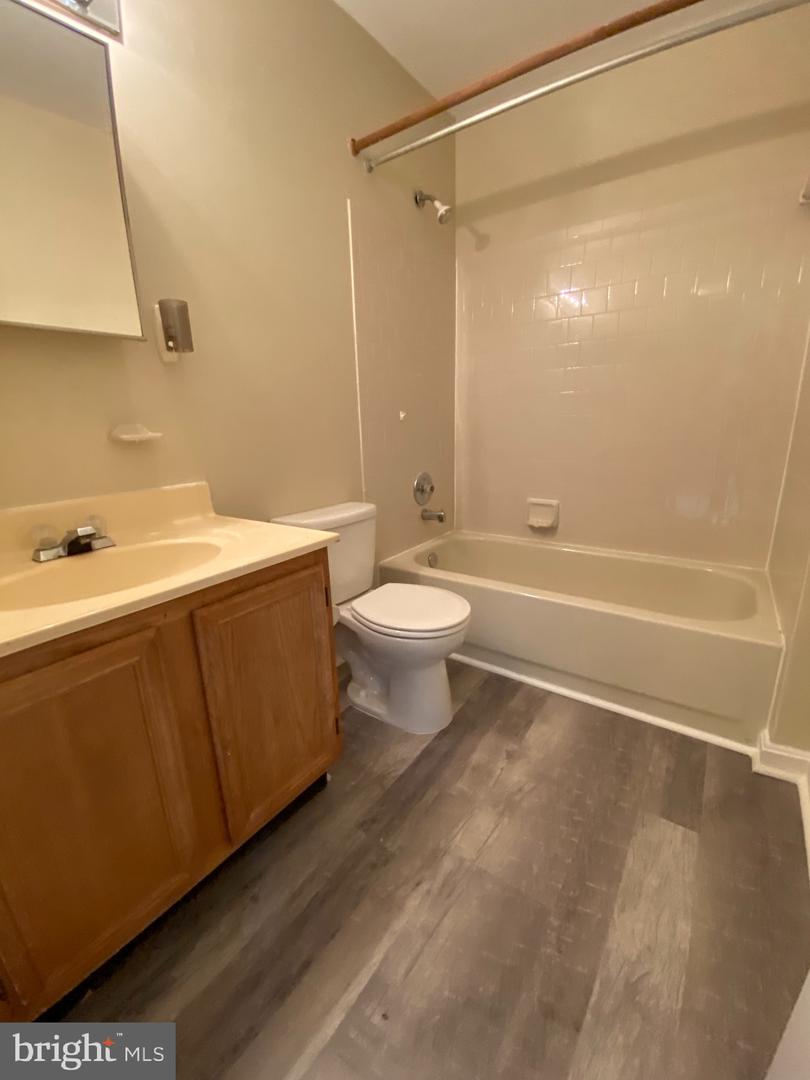 8701 Point Of Woods Dr Property Photo 10