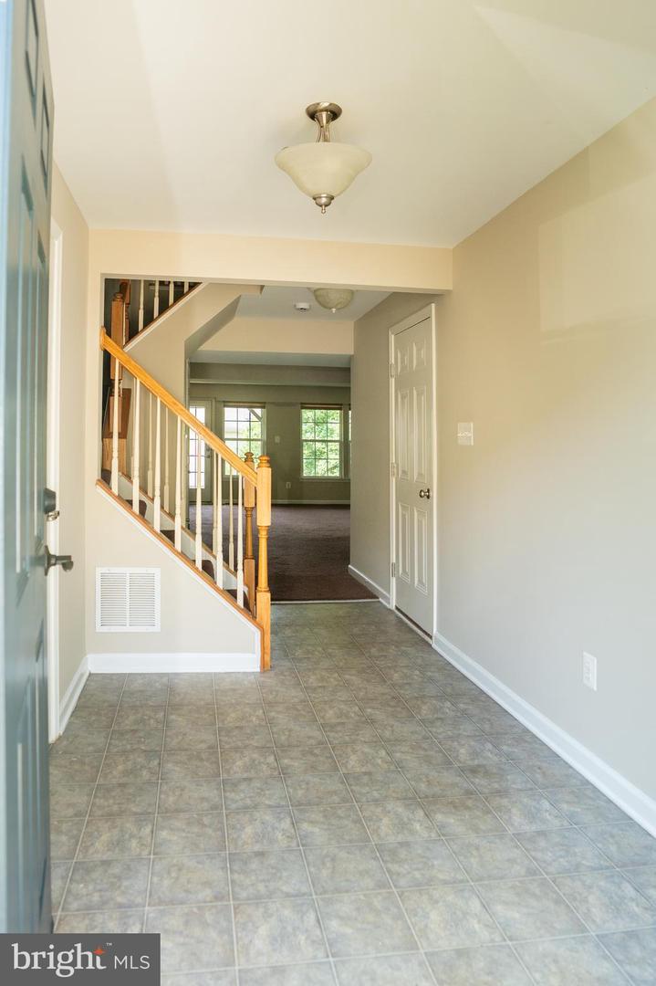 10246 Whitworth Ln Property Photo 4