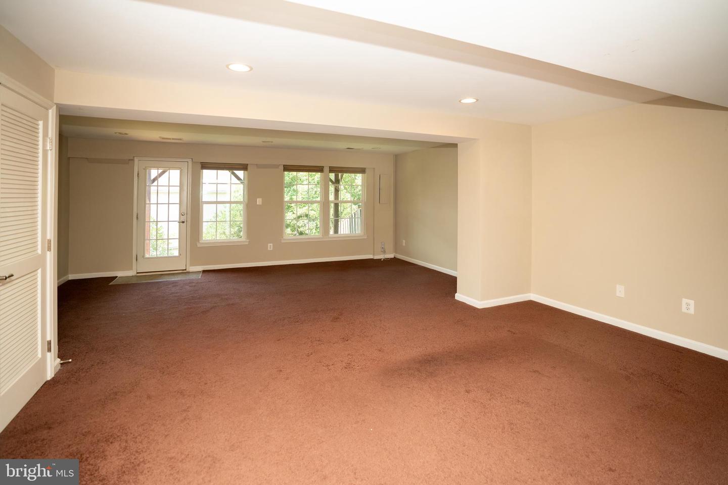 10246 Whitworth Ln Property Photo 8