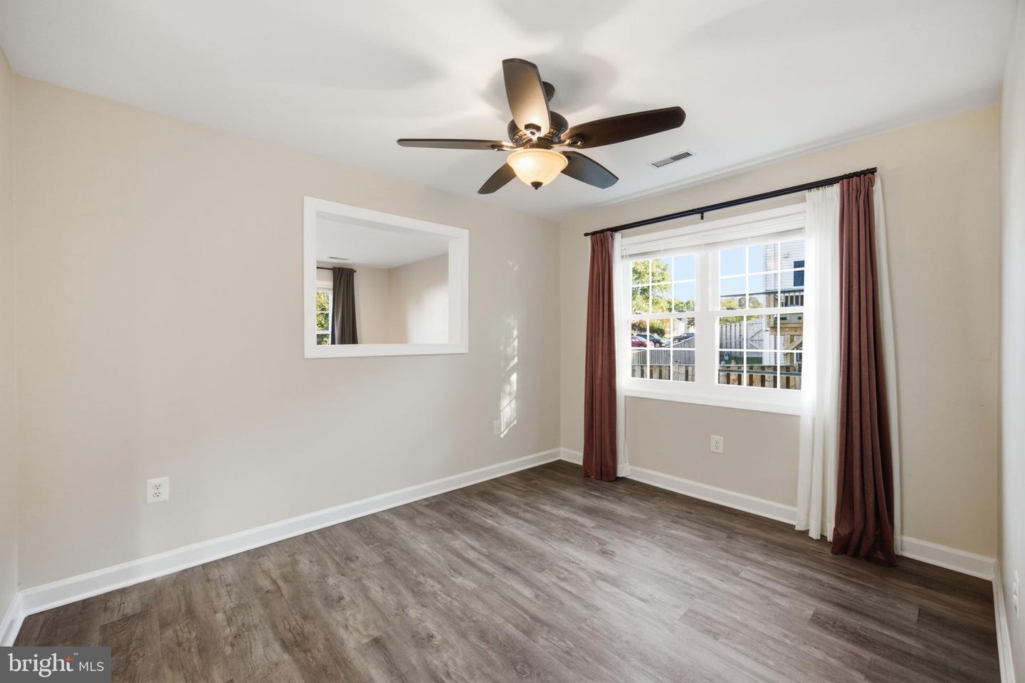 8650 Point Of Woods Dr Property Photo 11