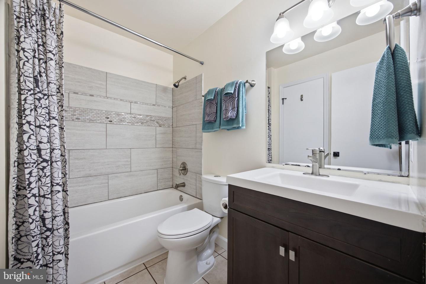 8650 Point Of Woods Dr Property Photo 25