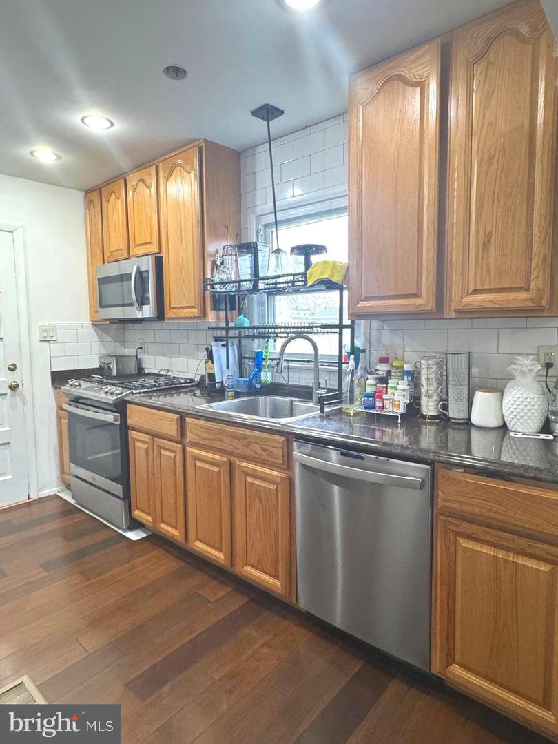 107 Luxor St Property Photo 4