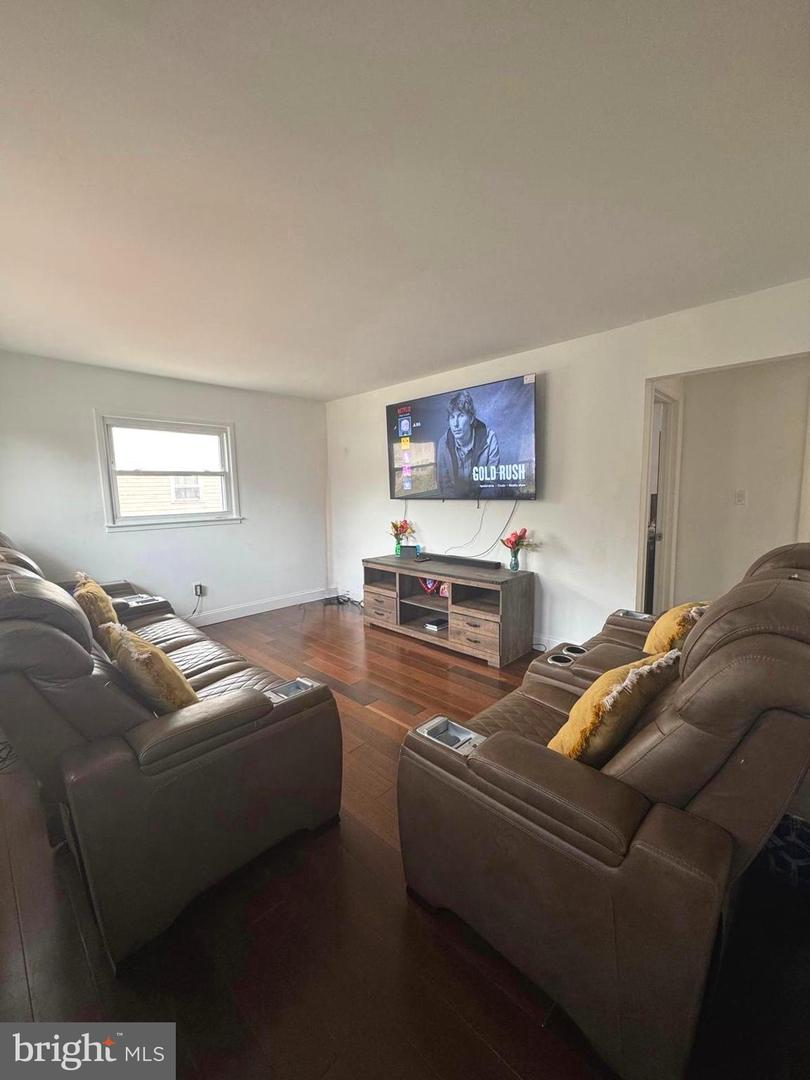 107 Luxor St Property Photo 9