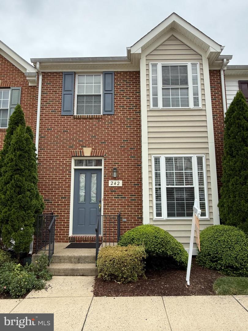 242 Kirby St Property Photo 1