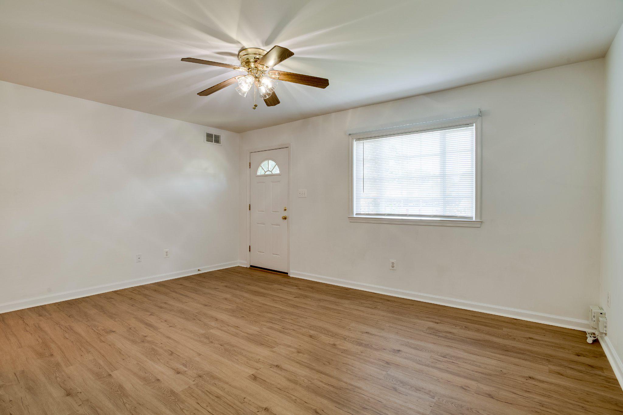 192 Cabbel Dr Property Photo 3