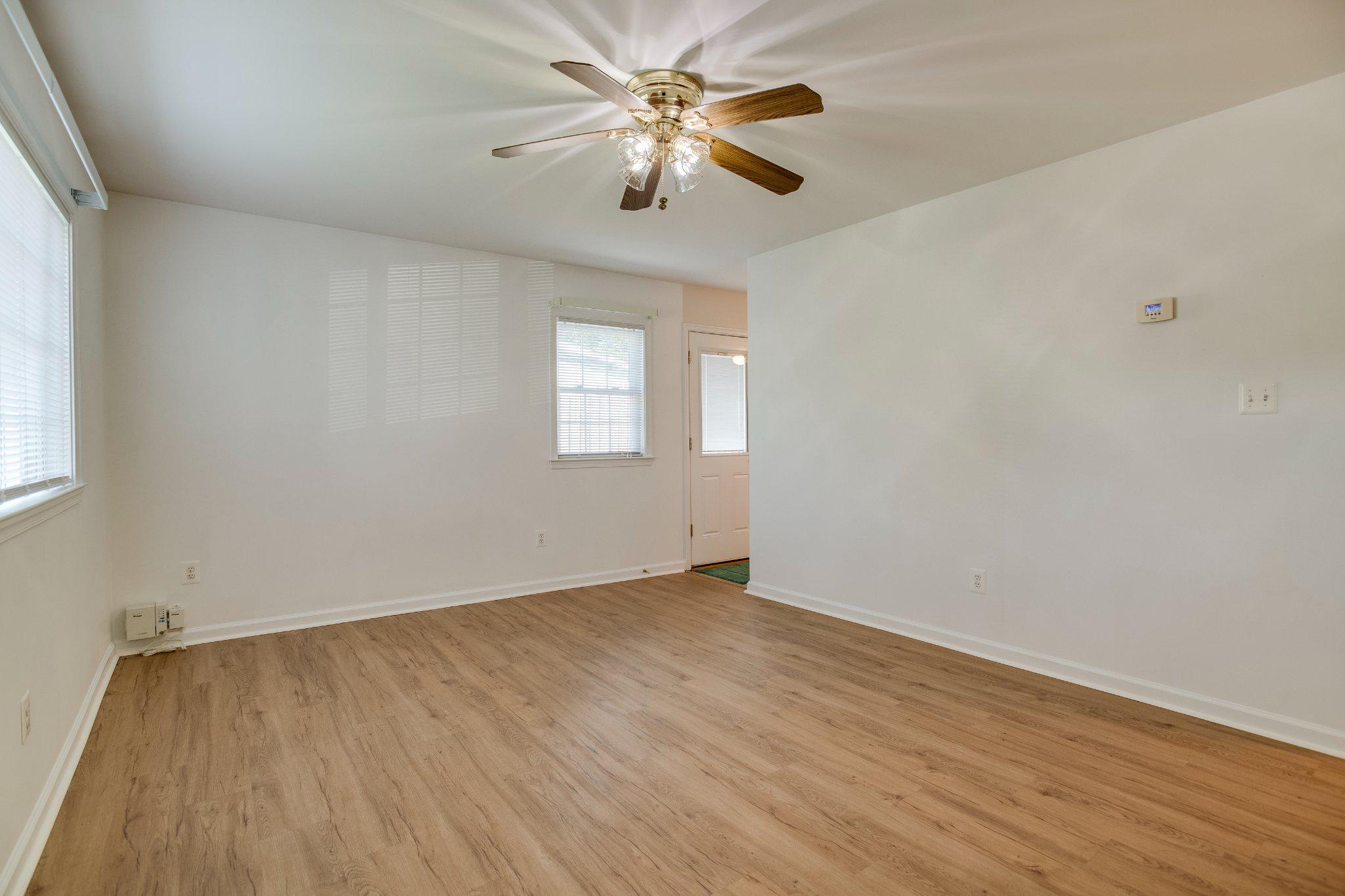 192 Cabbel Dr Property Photo 4