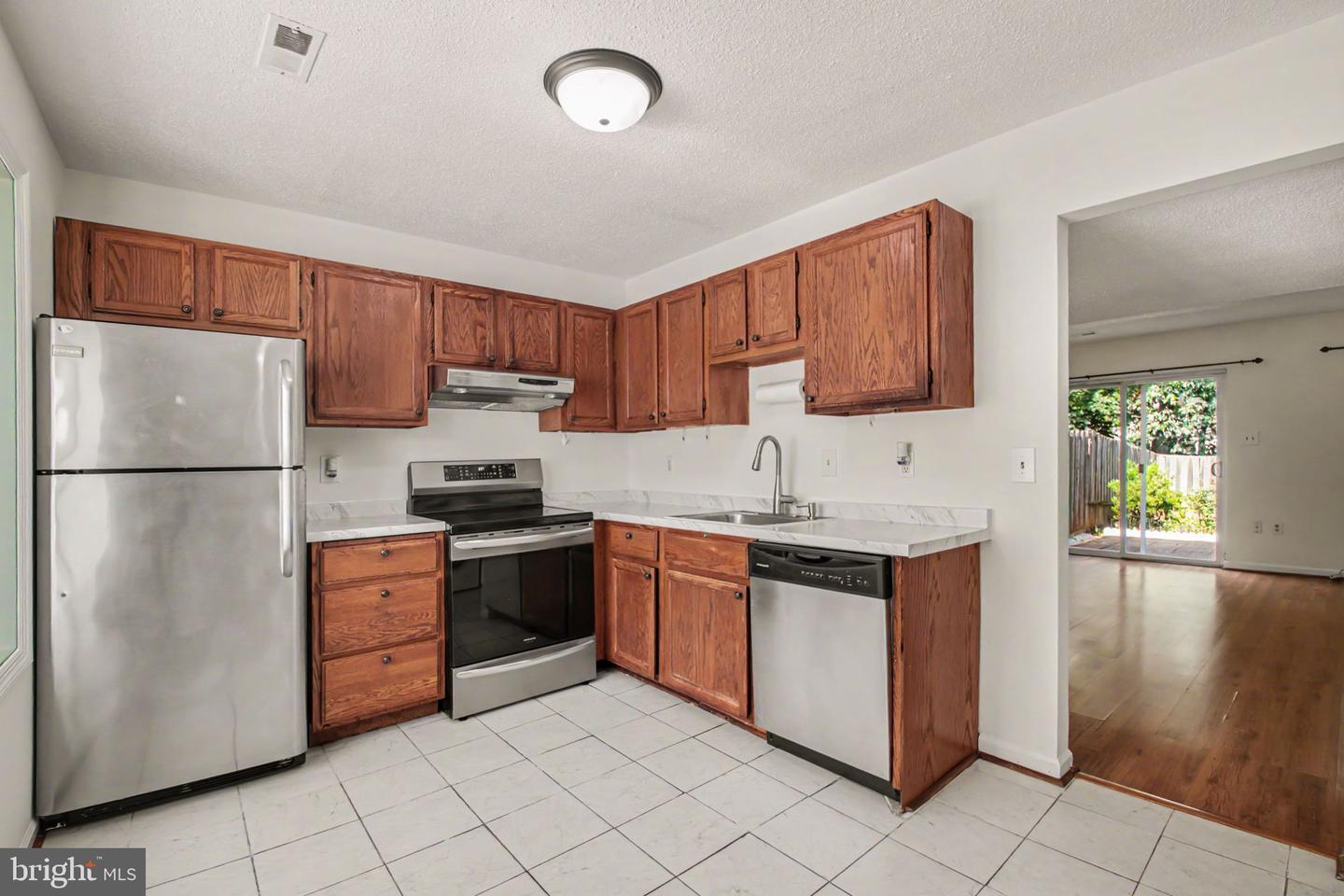 8526 Englewood Ct Property Photo 4
